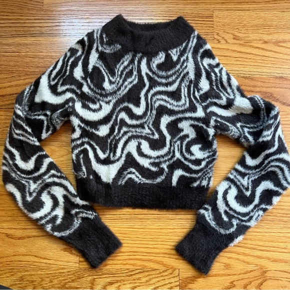 Urban Outfitters Sweaters - Urban outfitters fuzzy swirl crop sweater size XS